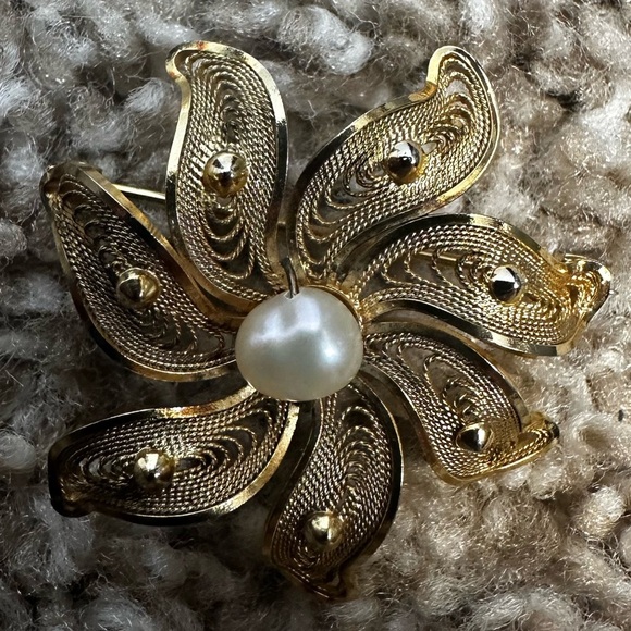DIXELLE 12k Gold Filled Filigree Floral Brooch with Pearl Center - Picture 4 of 8